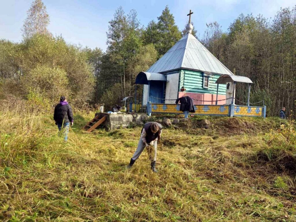 Прихожане храма святителя Николая Чудотворца и школьники убрали территорию источника святой мученицы Параскевы Пятницы