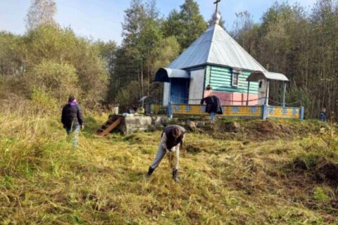 Прихожане храма святителя Николая Чудотворца и школьники убрали территорию источника святой мученицы Параскевы Пятницы