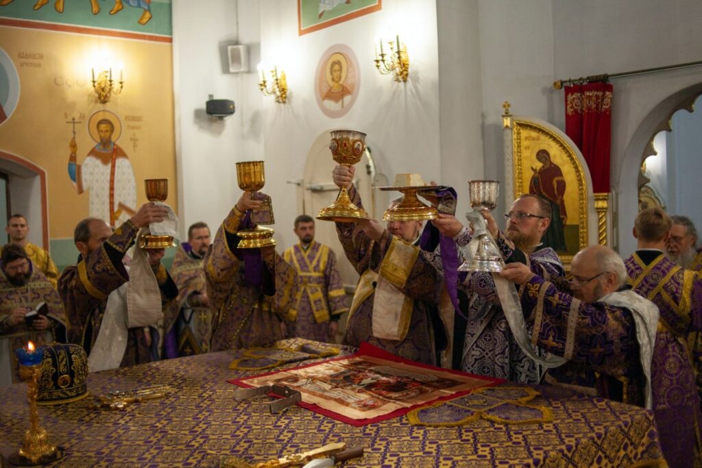 Архиепископ Димитрий совершил Литургию в день памяти святителя Димитрия Ростовского