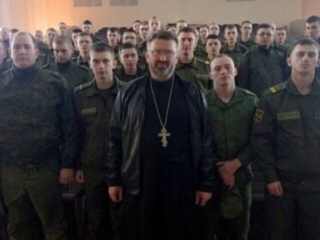 Иерей Сергий Денищиц рассказал военнослужащим о празднике Воздвижения Креста Господня