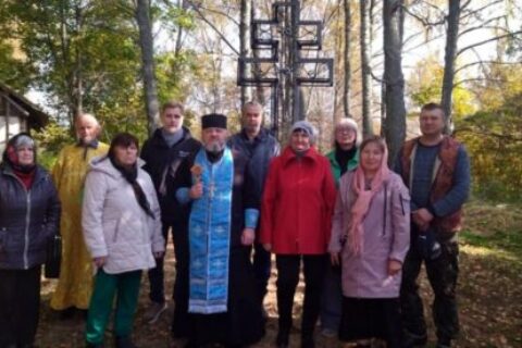 В деревне Новики освятили поклонный крест