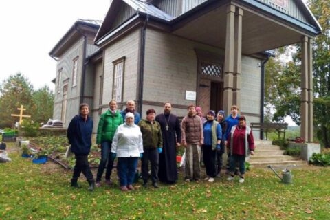 В г. п. Оболь у храма Успения Пресвятой Богородицы обустроили цветник «Абярэжны»