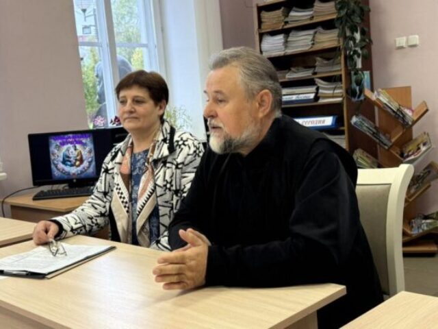Протоиерей Николай Волочкович побеседовал с работниками библиотеки о семейных ценностях
