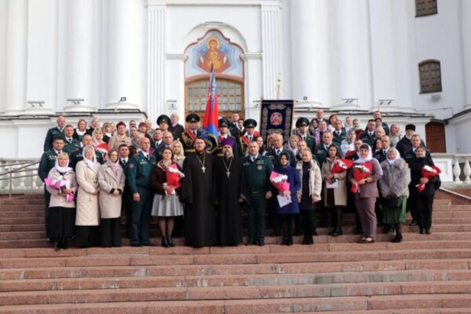 В Успенском кафедральном соборе Витебска вручили знаки «Жена офицера-спасателя» и был совершен молебен