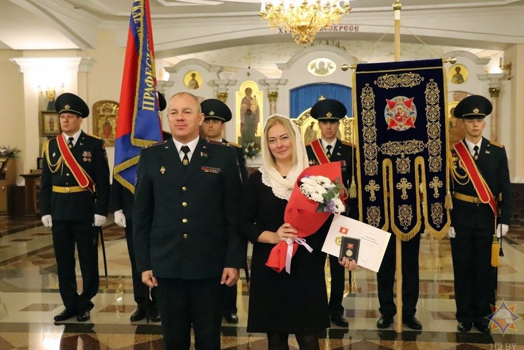 В Успенском кафедральном соборе Витебска вручили знаки «Жена офицера-спасателя» и был совершен молебен