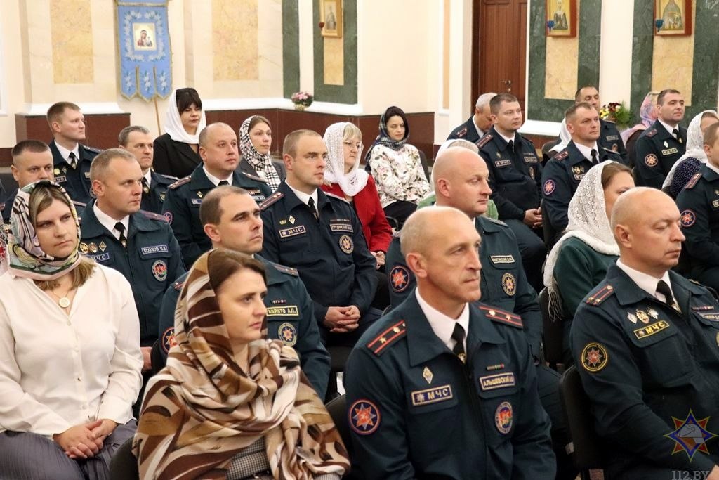 В Успенском кафедральном соборе Витебска вручили знаки «Жена офицера-спасателя» и был совершен молебен