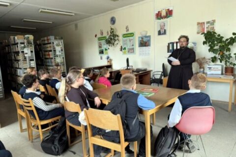 Иерей Георгий Слезник посетил среднюю школу № 2 г. Новолукомля имени