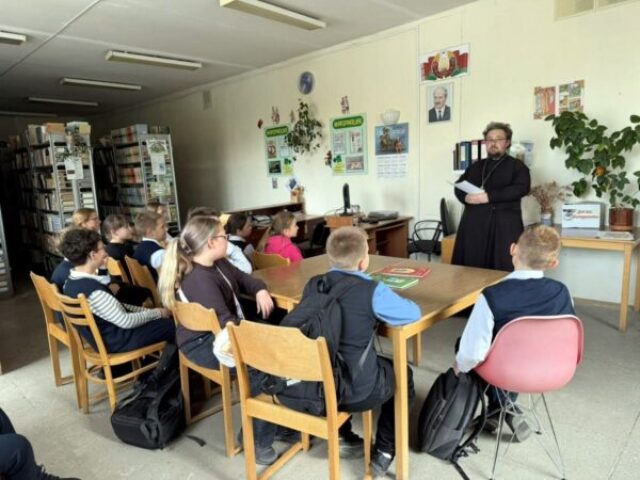 Иерей Георгий Слезник посетил среднюю школу № 2 г. Новолукомля имени