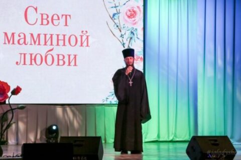 Иерей Вадим Котов поздравил с Днем матери жителей г. Барани
