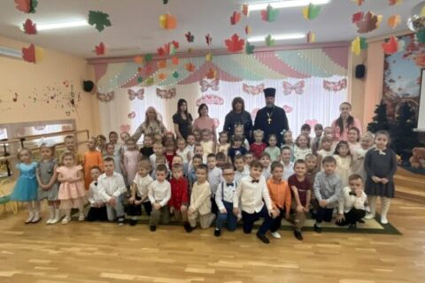 Иерей Дмитрий Савушкин рассказал воспитанникам детского сада о празднике Покрова Пресвятой Богородицы