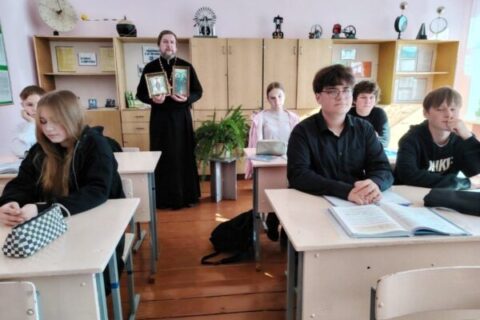 Иерей Вячеслав Зайцев провел уроки духовности в Пальминской средней школе